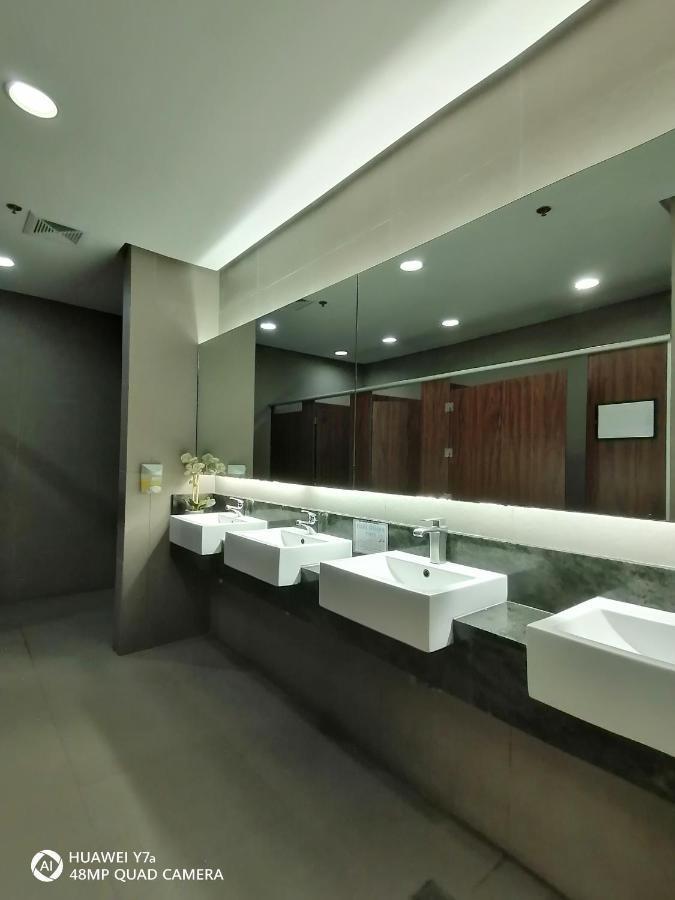 The Beacon Makati Staycation Suites Манила Экстерьер фото