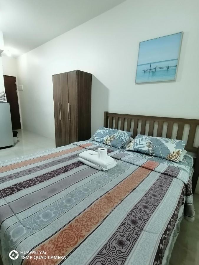 The Beacon Makati Staycation Suites Манила Экстерьер фото